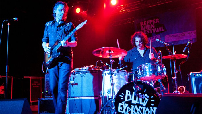 Die Band "The Jon Spencer Blues Explosion" spielt auf der Bühne