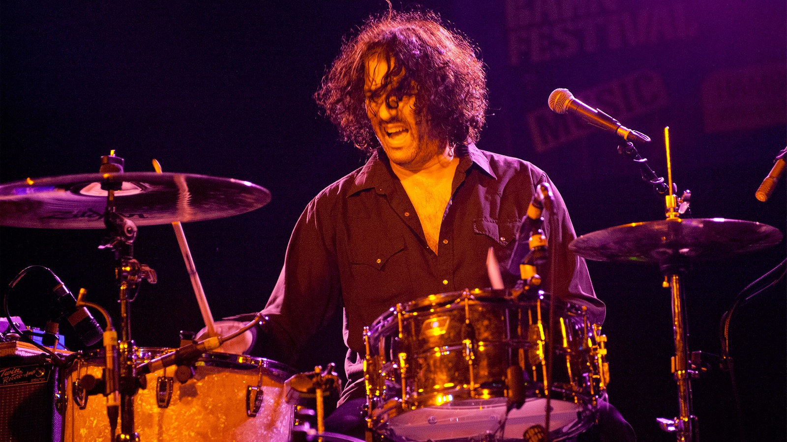 Schalgzeuger von "The Jon Spencer Blues Explosion" spielt auf der Bühne