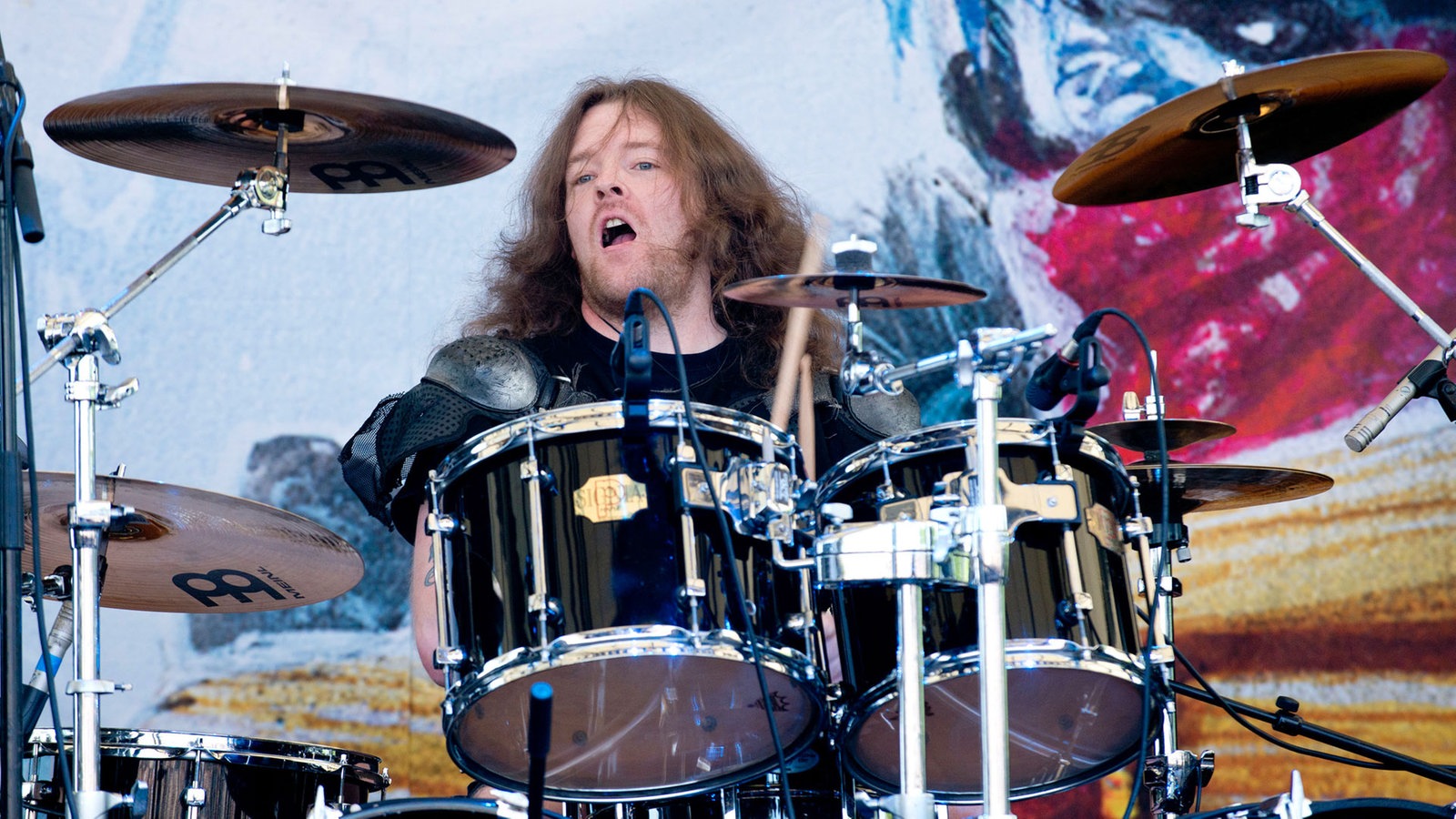 Der Drummer, wie er hinter seinem Schlagzeug sitzt