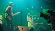 The Zutons: Blick von links auf die Bühne, während eines Konzertes