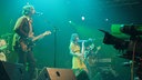 The Zutons: Blick von links auf die Bühne, während eines Konzertes