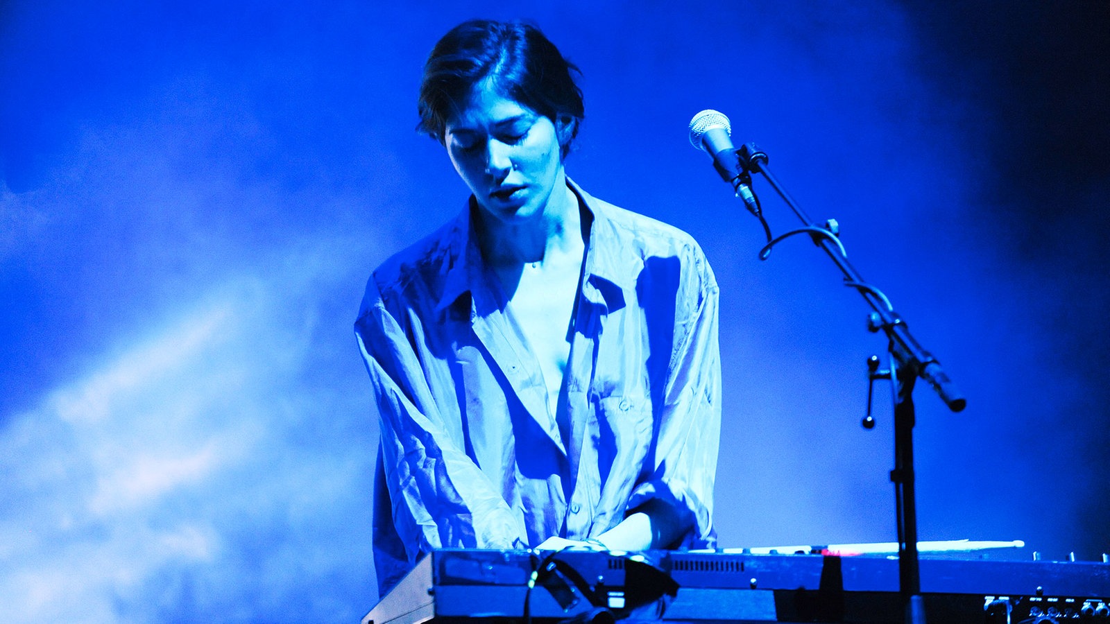 Caroline Polachek der Band Chairlift spielt auf der Bühne im E-Werk