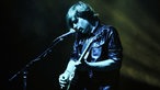 Aaron Pfenning von Chairlift spielt Gitarre beim Rocknacht Special
