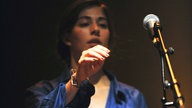 Caroline Polachek greift zum Mikrofon