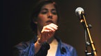 Caroline Polachek greift zum Mikrofon