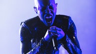 Sängerin Skin der Band Skunk Anansie schreit ins Mikrofon