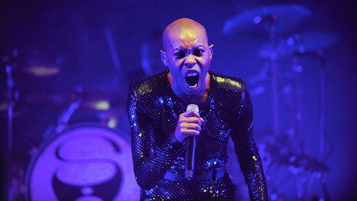 Sängerin Skin der Band Skunk Anansie brüllt ins Mikrofon 