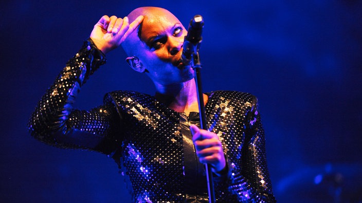Sängerin Skin der Band Skunk Anansie singt ins Mikrofon und verdreht die Augen