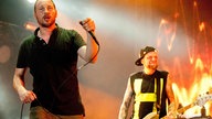 Sänger und Bassist von den Beatsteaks auf der Bühne am rocken