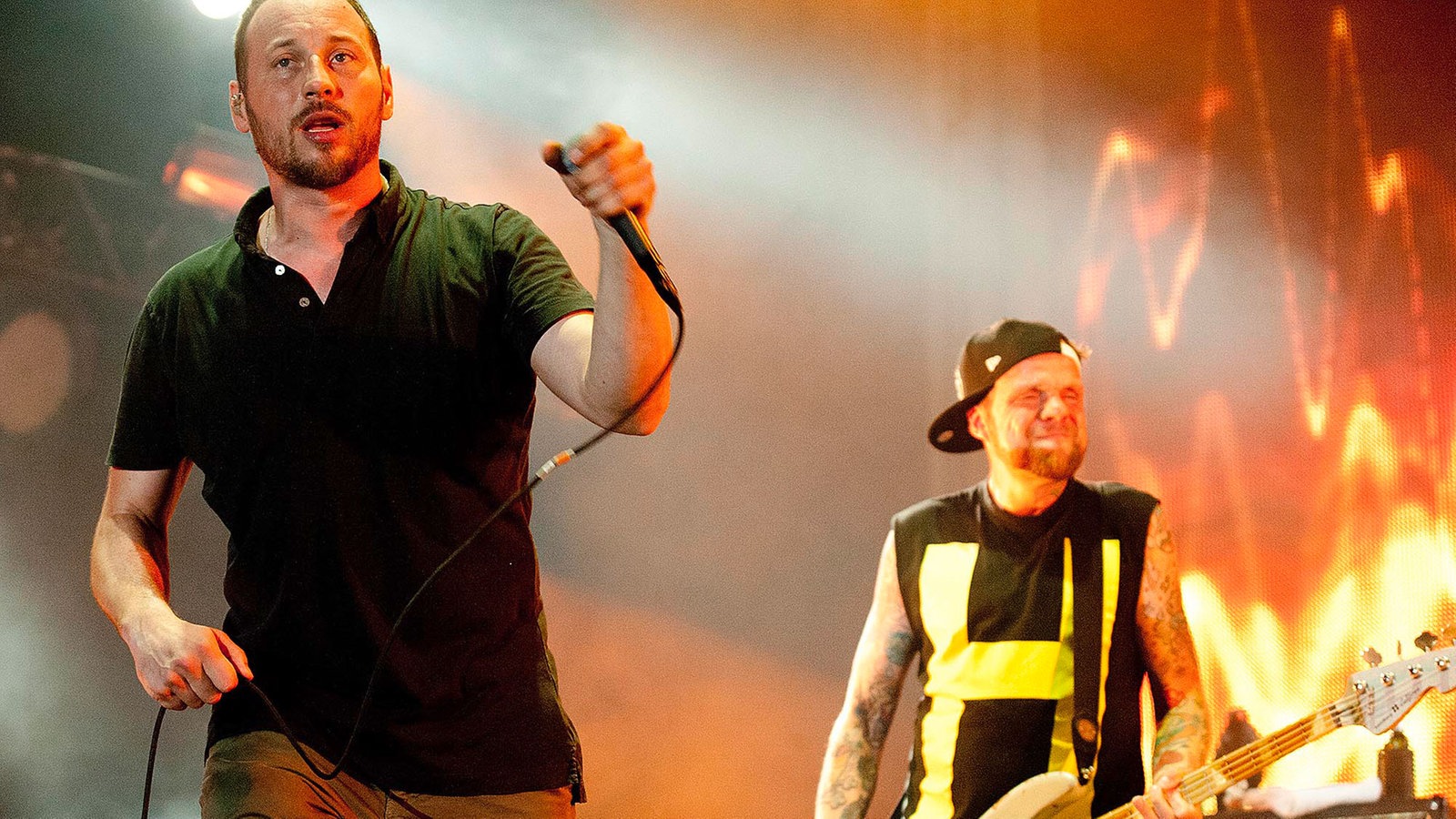 Sänger und Bassist von den Beatsteaks auf der Bühne am rocken