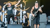 Vorne der Gitarrist, Links der Sänger, Hinten der Schlagzeuger von Sick Of It All