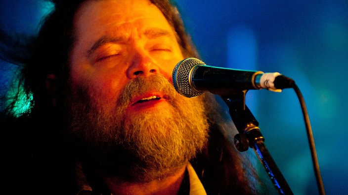 Nahaufnahme: Roky Erickson singt mit geschlossenen Augen.