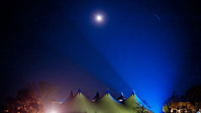 Die Zeltbühne des Rolling Stone Weekender bei Nacht.