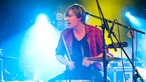Der Drummer der Band in Aktion.