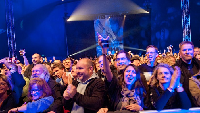 Das feiernde Publikum während dem Konzert von Elbow.
