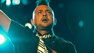 Sean Paul mit weiß schwarz gestreifter krawatte