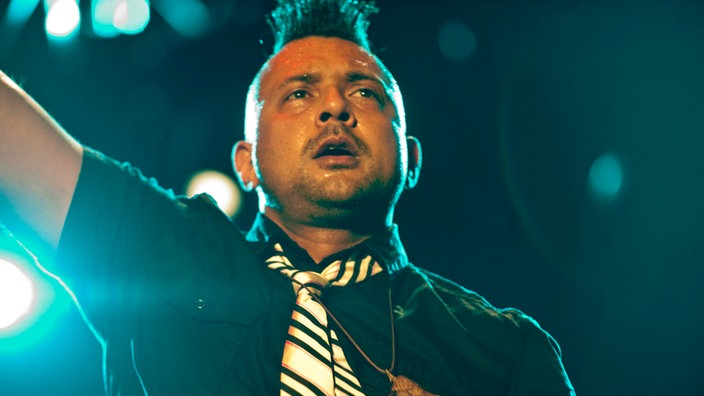 Sean Paul mit weiß schwarz gestreifter krawatte