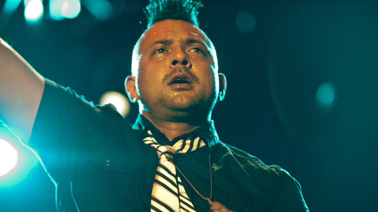 Sean Paul mit weiß schwarz gestreifter krawatte