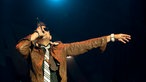 Sean Paul streckt beim singen den Arm aus
