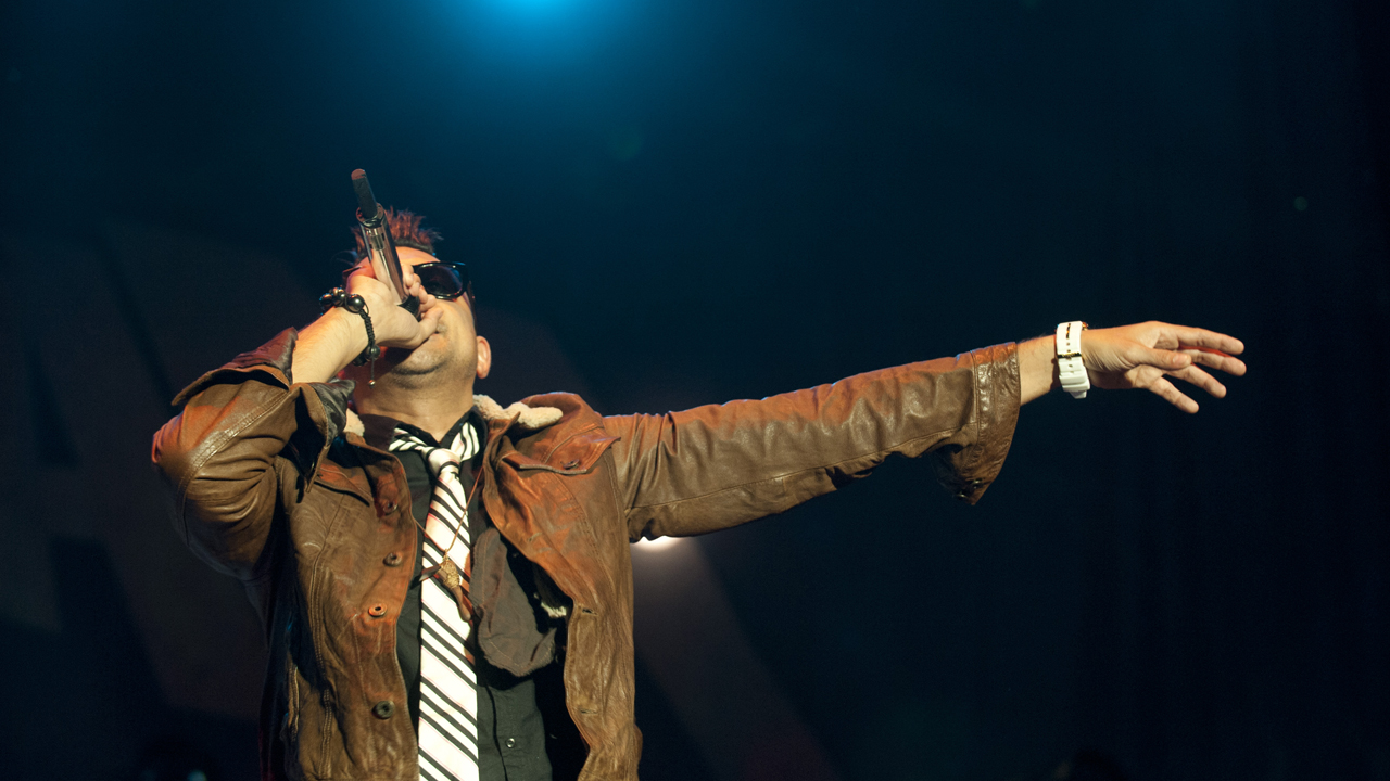Sean Paul streckt beim singen den Arm aus