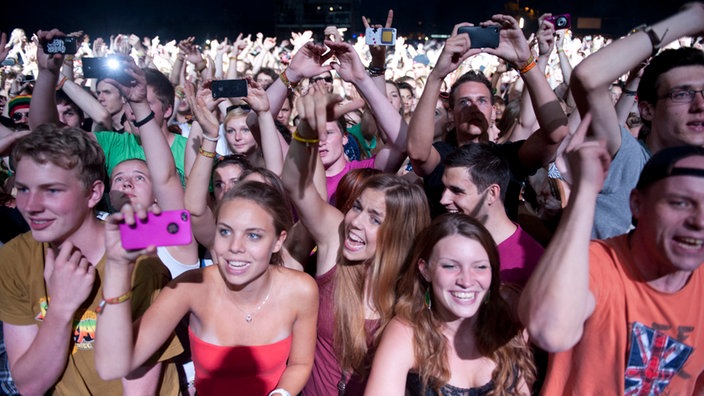 Viele Zuschauer fotographieren das Konzert