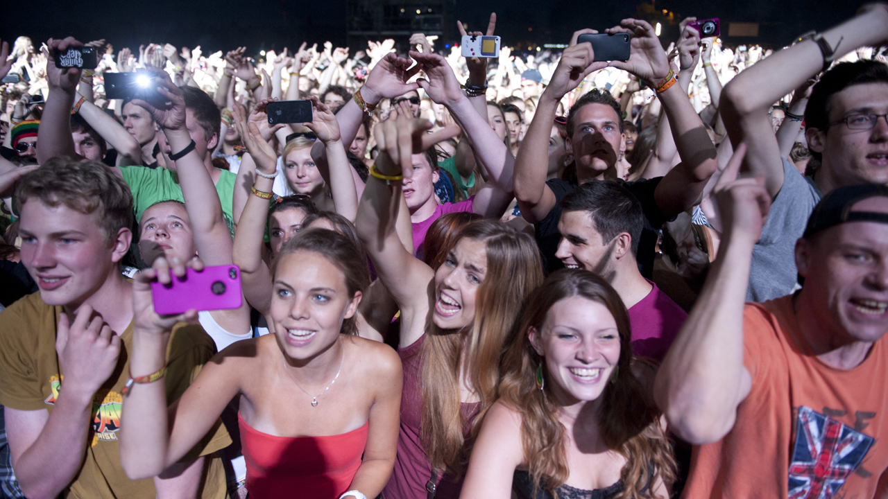 Viele Zuschauer fotographieren das Konzert