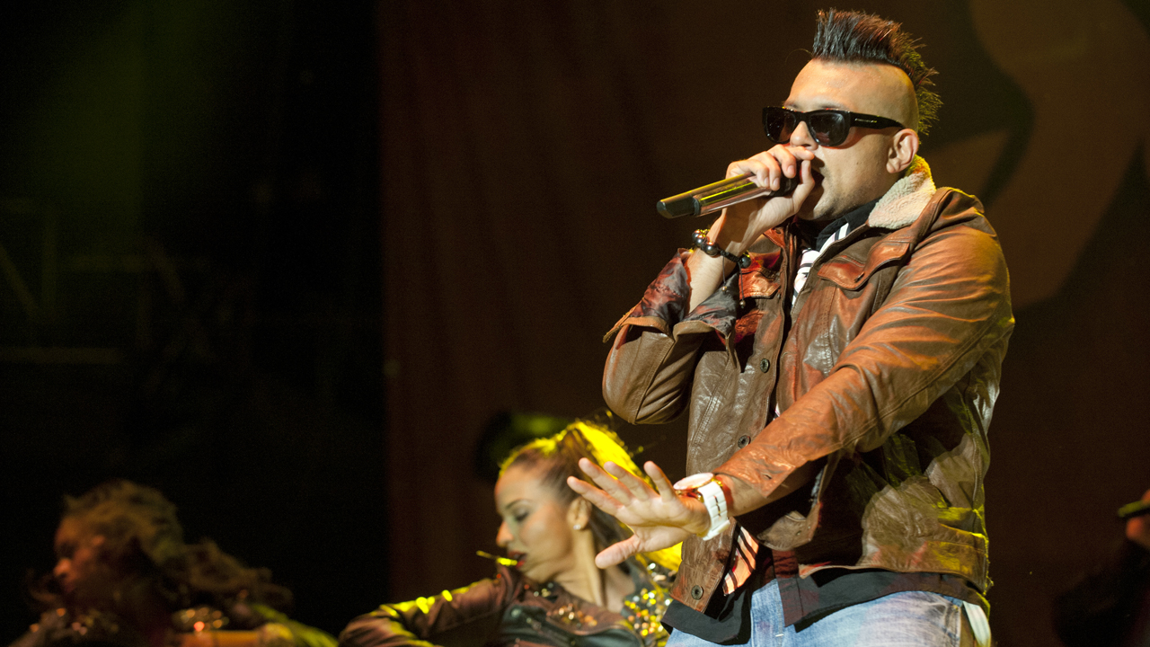 Bebrillter Sean Paul mit einer Motorradjacke