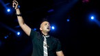 Sean Paul mit dem Arm nach oben gestreckt 