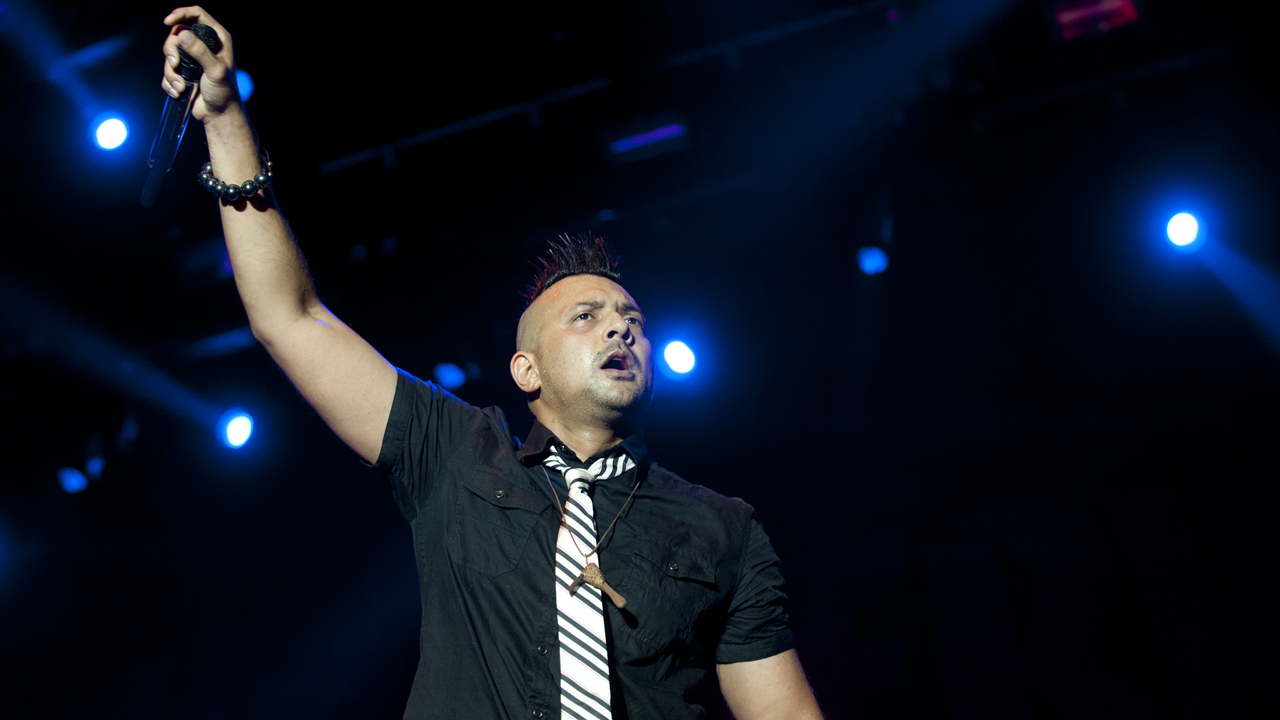 Sean Paul mit dem Arm nach oben gestreckt 