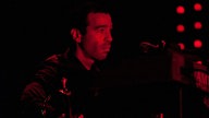 Ein Musiker schaut konzentriert