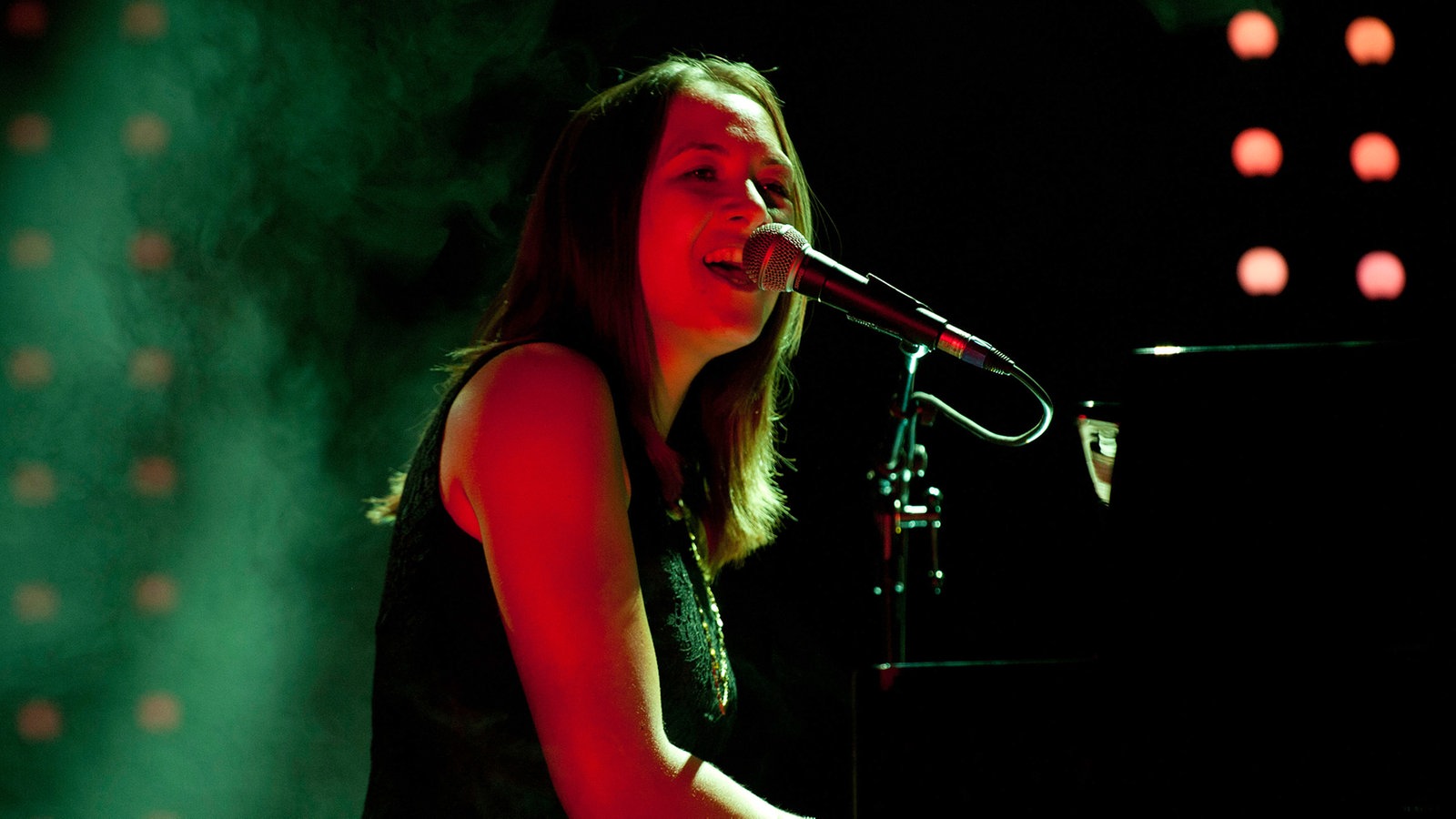 Manchmal lächelt Sophie Hunger auch beim Singen