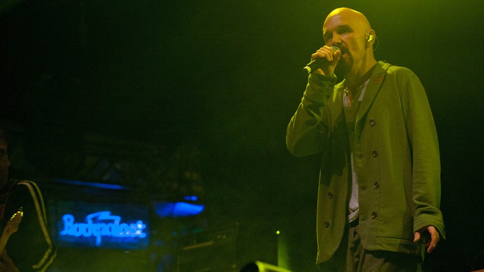 Tim Booth singt