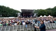 Das Publikum hat sich vor der großen Bühne versammelt