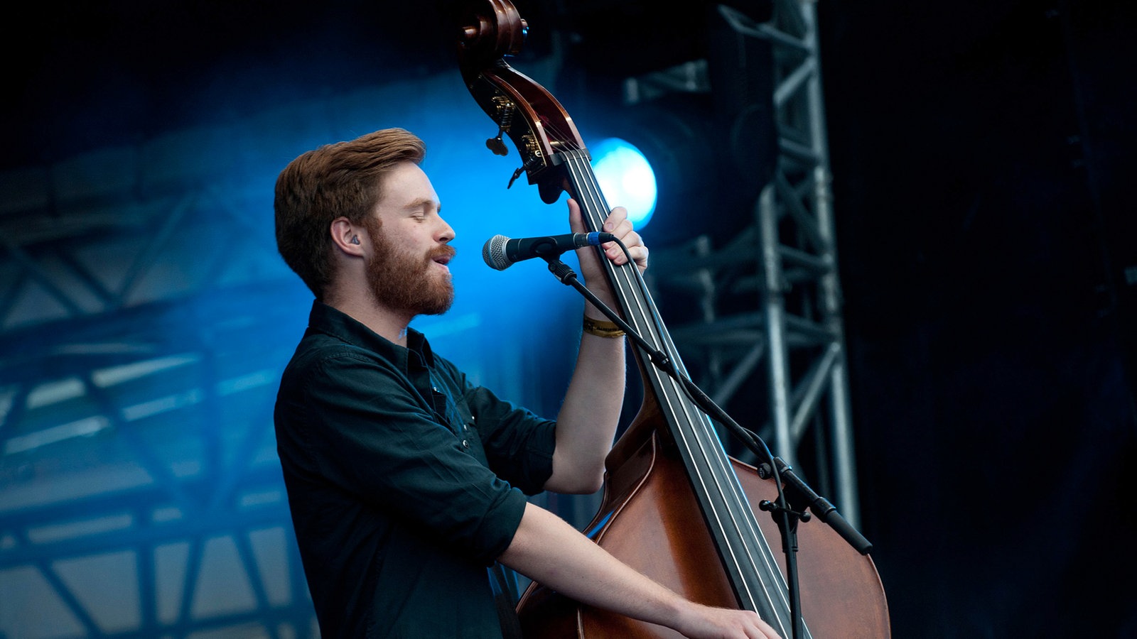 Zu Odell's Band gehört ein Kontrabassist, der auch Backvocals singt