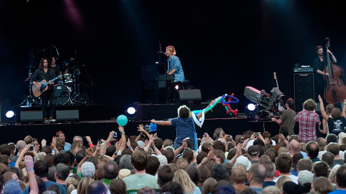 Bild der Bühne mit Tom Odell und seiner Band