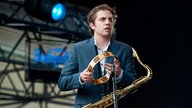 Saxophonist und Tamburinspieler