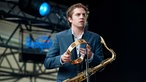 Saxophonist und Tamburinspieler