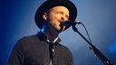 Sänger von Travis singt mit geschlossenen Augen ins Mikrofon