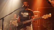 Cosmo Klein Bassist spielt und singt bei Bootleg im Oktober 2005