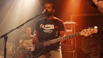 Cosmo Klein Bassist spielt und singt bei Bootleg im Oktober 2005
