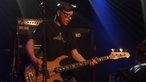Alias Caylon Bassist mit spielt mit Kappe und Brille bei Bootleg im Oktober 2005
