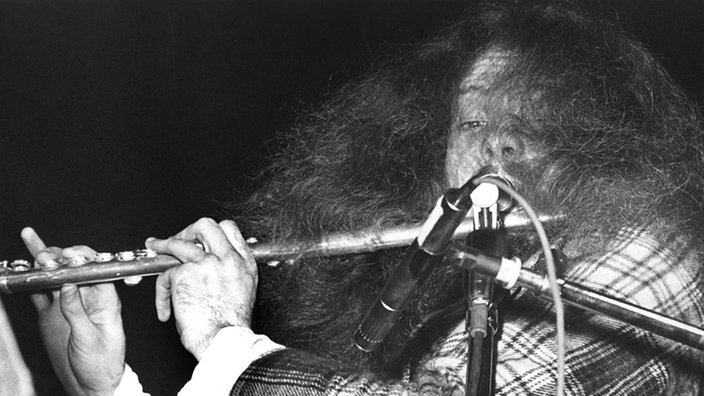 Jethro Tull - wer erinnert sich nicht an "Locomotive Breath", einen der am meisten gespielten Hits der 70er Jahre, und an Ian Anderson, meist auf einem Bein stehend und virtuos die Querflöte bedienend.