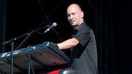 Der Keyboarder schaut ins Publikum