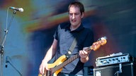 Der Bassist von Kettcar auf der Bühne