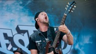Gitarrist spielt mit offenem Mund Gitarre