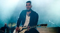 Sammy Amara an seiner Gitarre