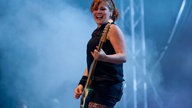 Ines Maybaum mit ihrem Bass