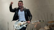Sammy Amara zeigt seine Freude auf der Bühne