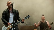 Sammy Amara singt und spielt Gitarre