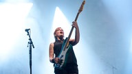 Bassistin von unten fotografiert